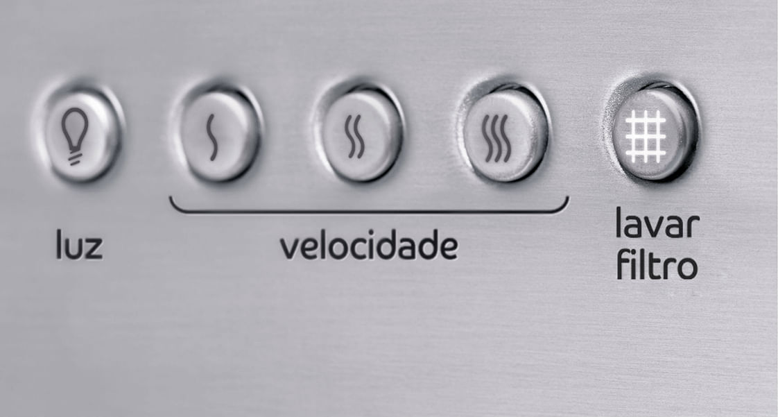 Possui filtro de Alumínio, que é responsável por eliminar a gordura do cozimento. Já o filtro de Carvão é exclusivo para a função Depurador e responsável por eliminar os odores do cozimento.