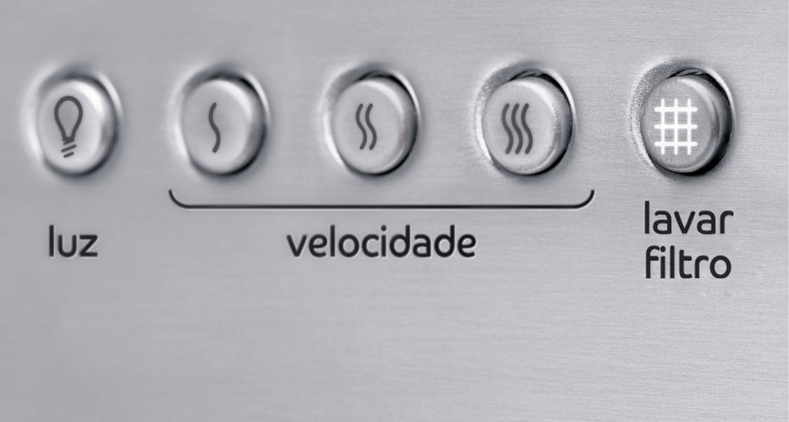 Possui filtro de Alumínio, que é responsável por eliminar a gordura do cozimento. Já o filtro de Carvão é exclusivo para a função Depurador e responsável por eliminar os odores do cozimento.