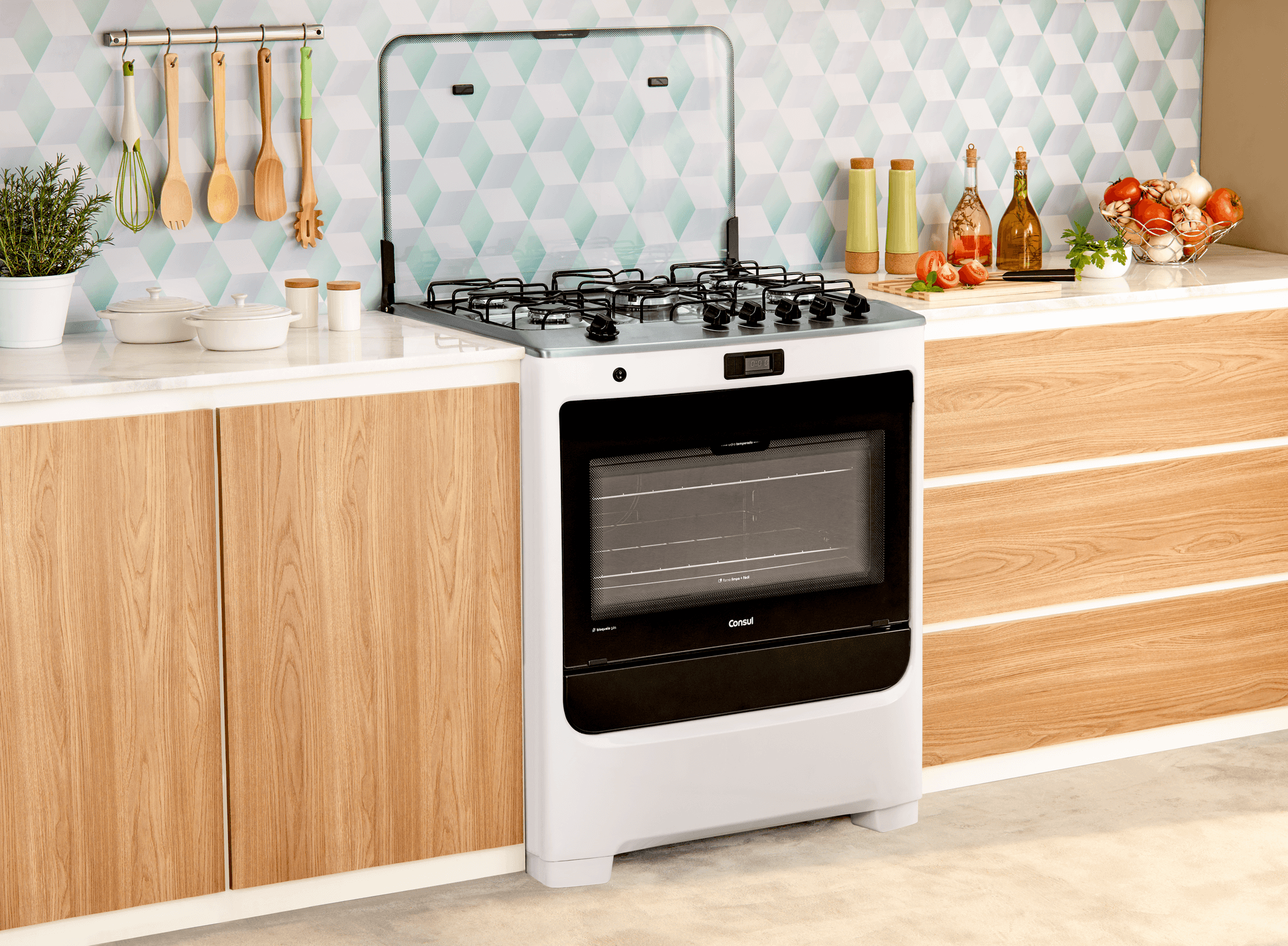 O forno tem 2 prateleiras super práticas. A de cima pode ser ajustada em 2 níveis diferentes na hora de colocar fôrmas e assadeiras. A de baixo fica sempre no mesmo nível e é puxada para fora automaticamente quando a porta abre.