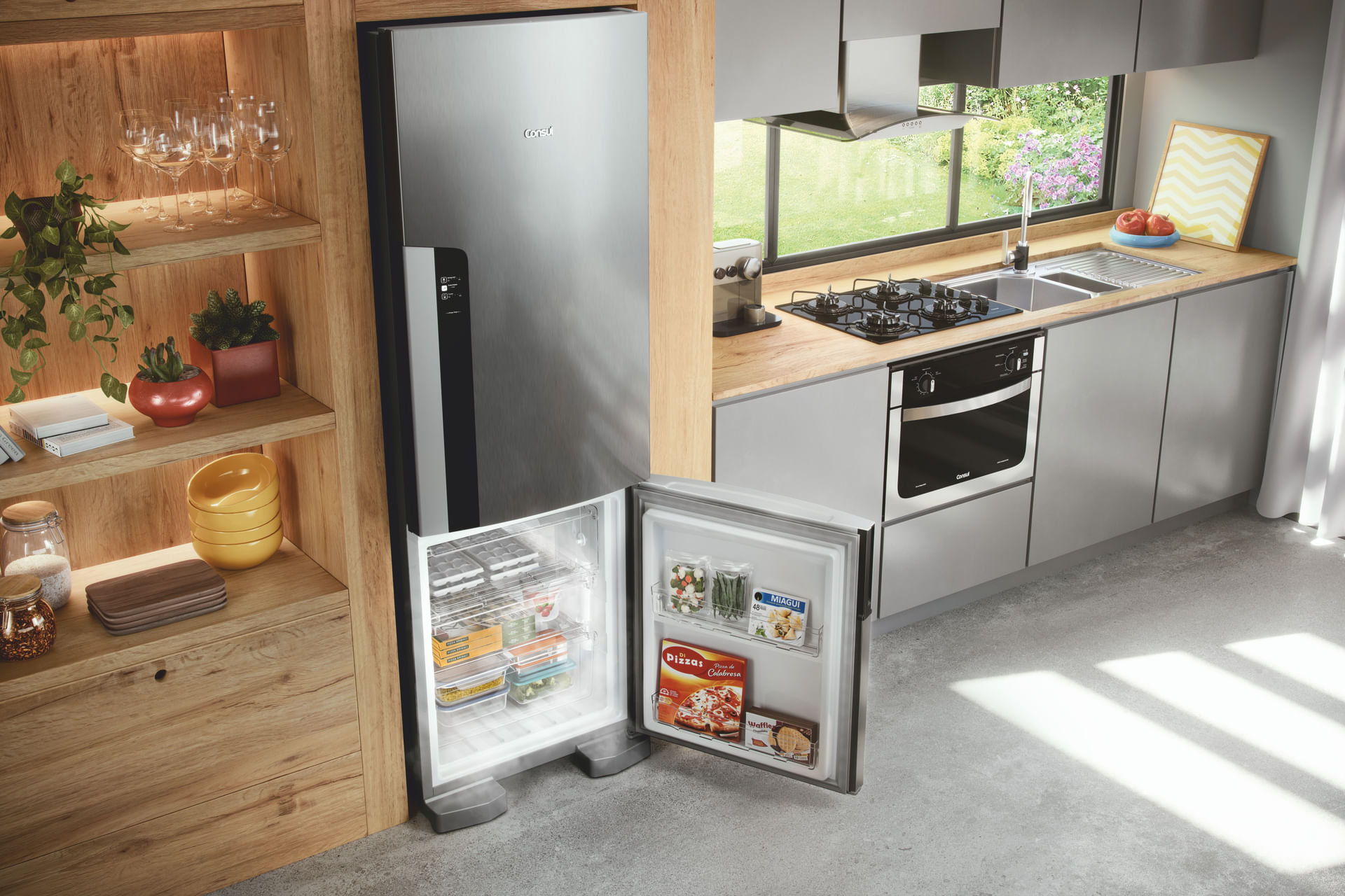 Com uma geladeira com freezer embaixo, os alimentos do dia-a-dia ficam na altura ideal para você encontrar tudo em um piscar de olhos. Facilita na organização e na limpeza, além de ser mais prática para pegar os produtos.