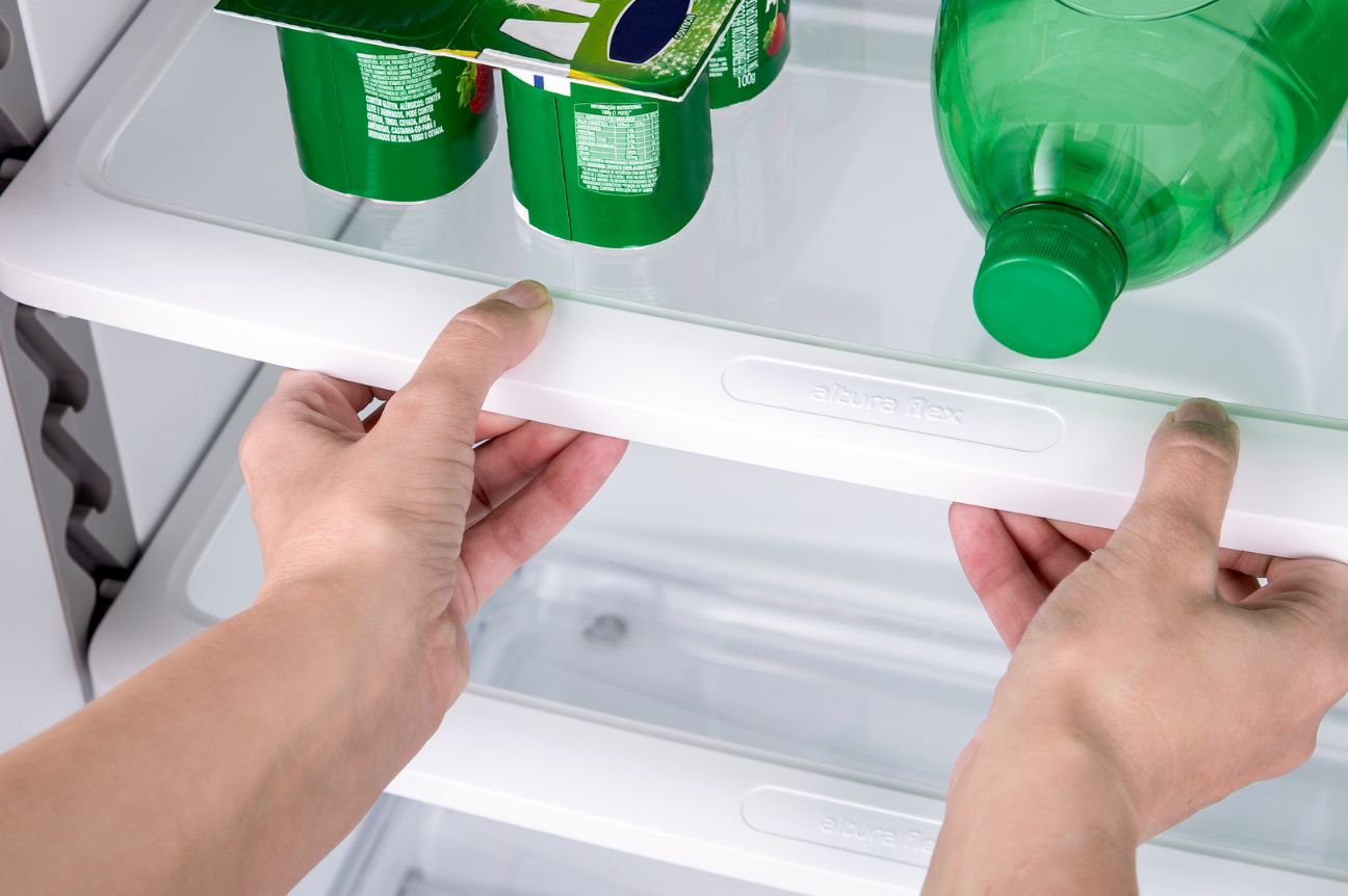 Com o exclusivo sistema de regulagem, as prateleiras podem ser ajustadas em até 8 níveis de altura para acomodar itens de diversos tamanhos sem precisar tirá-los da geladeira.