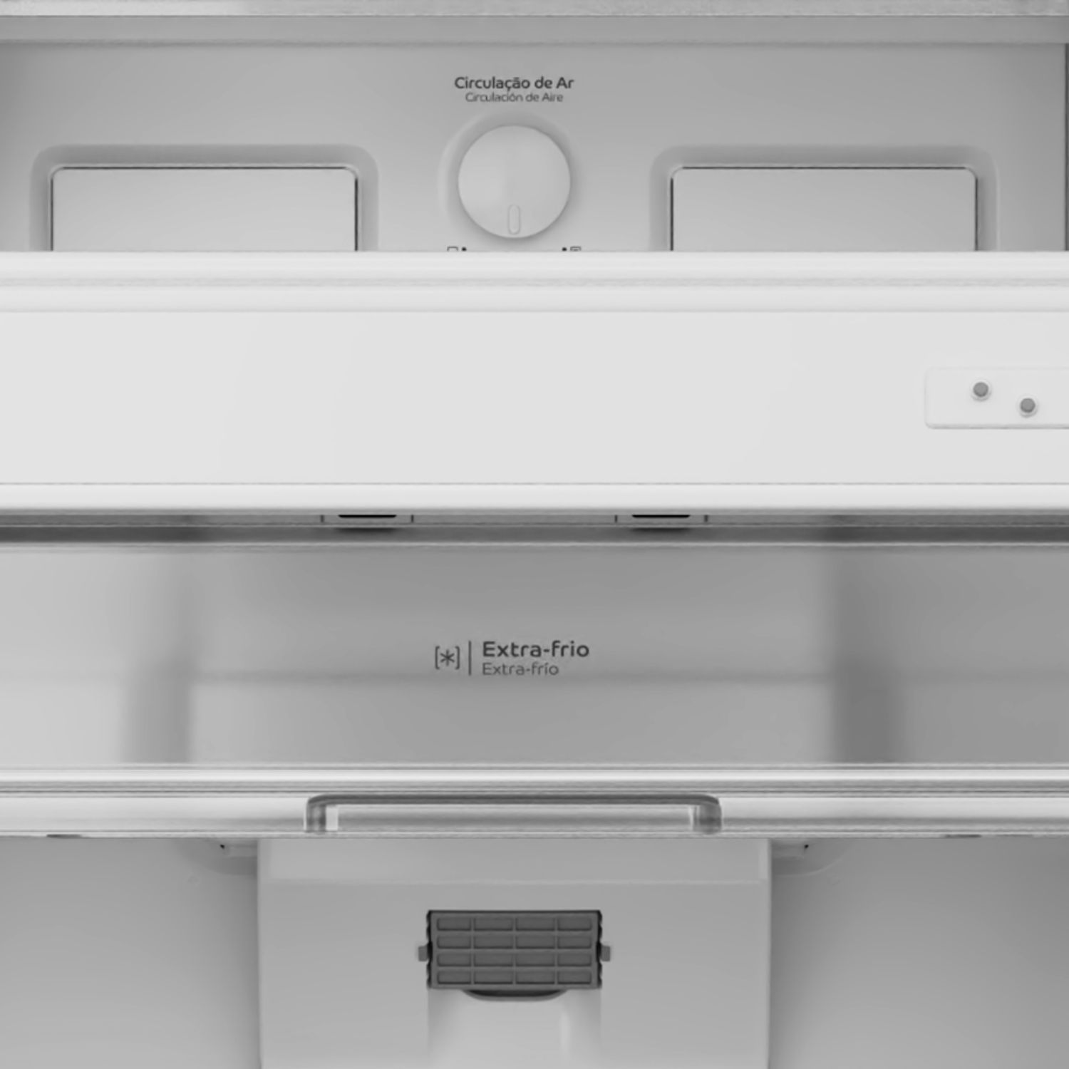 Uma geladeira tão bem pensada que tem um espaço reservado para guardar alimentos frescos que precisam de maior refrigeração e cuidado.