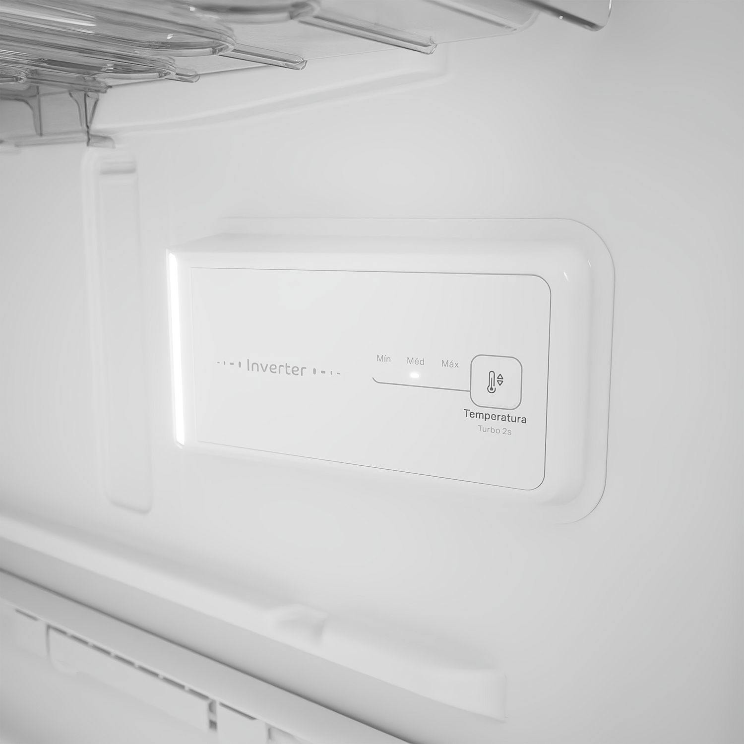 Geladeira bem pensada e bem iluminada, com luz de LED econômica[4] que ajuda a visualizar tudo que tem dentro de um jeito fácil e rápido.