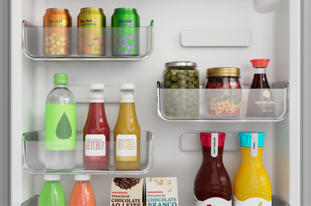 Já pensou em adaptar a porta da geladeira às suas necessidades? Agora dá! Com os compartimentos ajustáveis são mais de 10 combinações para você organizar alimentos e bebidas do seu jeito.