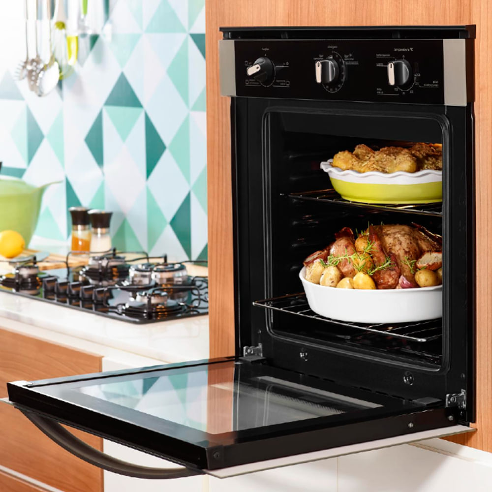 Maior espaço interno com duas prateleiras ajustáveis para cada tipo de receita. *segmento de forno de embutir de 60cm